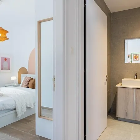 Lunette - Artful 1-br & Balcony In * لارنكا