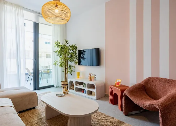 Lunette - Artful 1-br & Balcony In