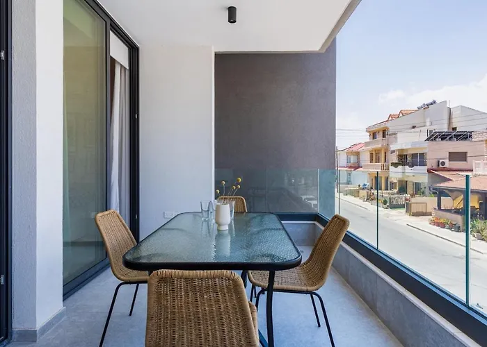 Lunette - Artful 1-br & Balcony In Apartment *