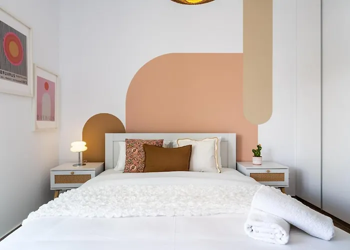 Lunette - Artful 1-br & Balcony In Larnaka