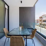 Lunette - Artful 1-br & Balcony In Apartmán *