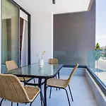 Lunette - Artful 1-br & Balcony In Apartmán