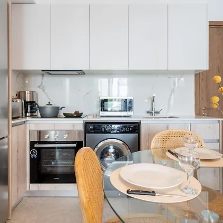 Lunette - Artful 1-br & Balcony In Daire