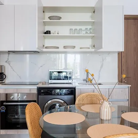 Lunette - Artful 1-Br Apartment & Balcony In Larnaca *