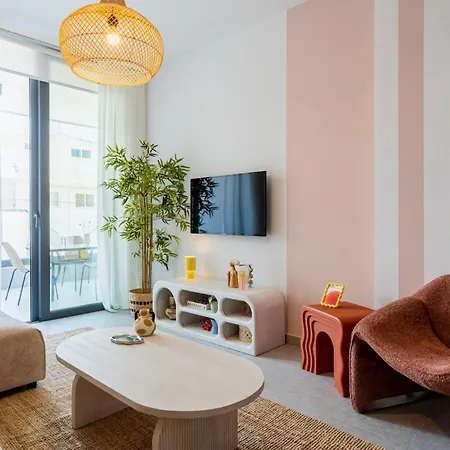 Lunette - Artful 1-Br Apartment & Balcony In Larnaca