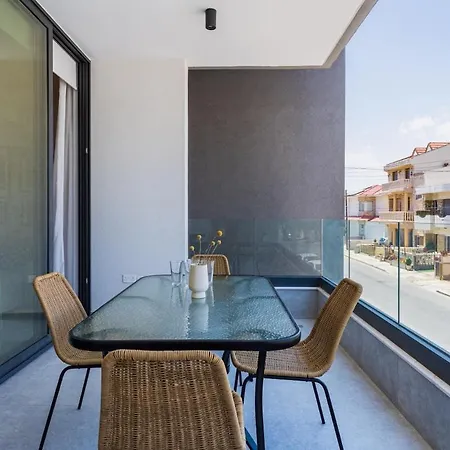 Lunette - Artful 1-Br Apartment & Balcony In Larnaca Apartment *
