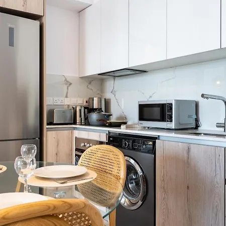 Lunette - Artful 1-Br Apartment & Balcony In Larnaca *