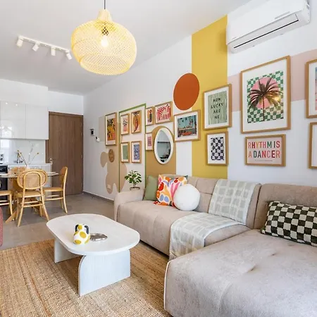 Lunette - Artful 1-Br Apartment & Balcony In Larnaca Apartment *