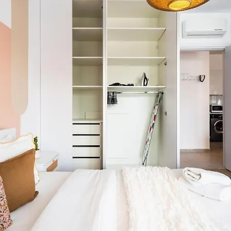 Lunette - Artful 1-Br Apartment & Balcony In Larnaca *